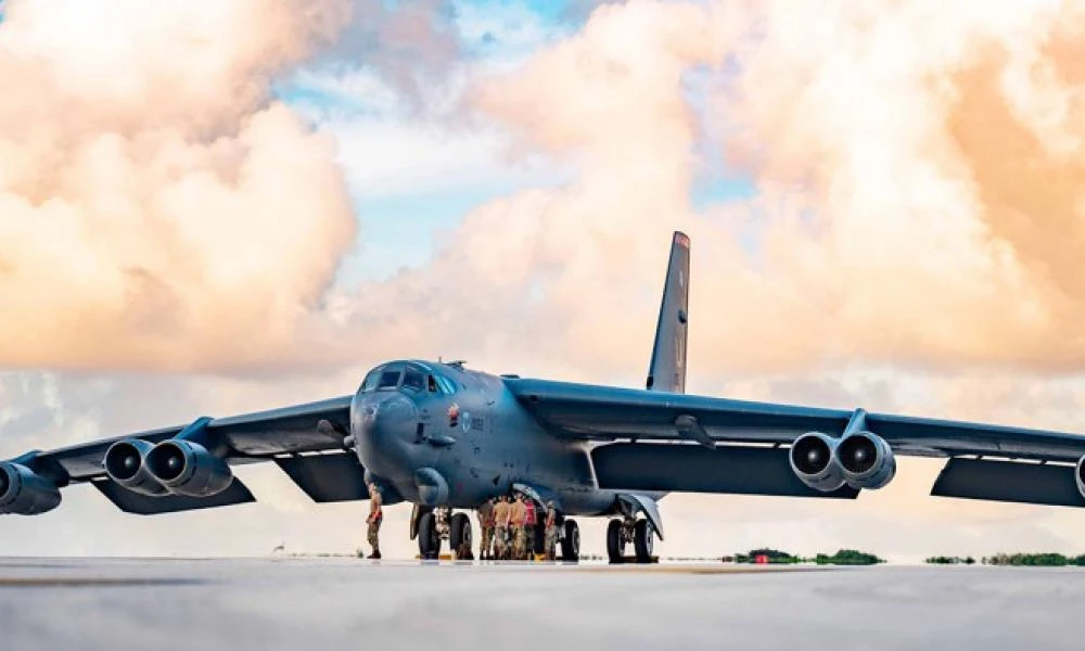 B-52: Το θορυβώδες βομβαρδιστικό θα συνεχίσει να πετά και μετά το 2050!